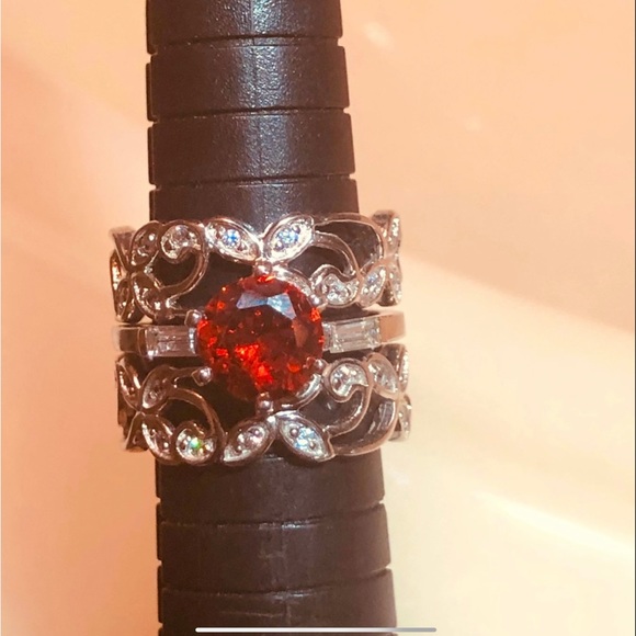 🌹Beautiful 3-Ring Garnet Solitaire and Double Filigree Bands - Picture 2 of 10
